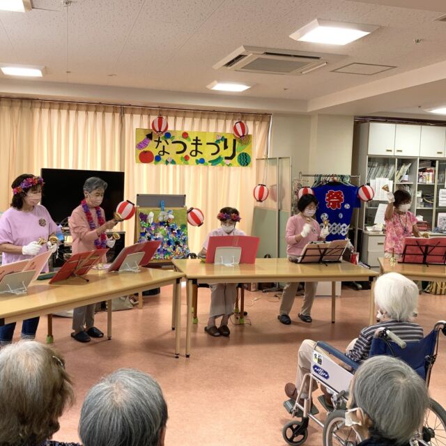 サルピスデイサービス夏祭り4日目です。
今回はミュージック・ベル様がお越し下さいました！
大元で20年（！）活動されているハンドベルを中心とした皆様です😊
懐かしの唱歌・歌謡曲を手遊びや手話も交えてご披露下さいました☆
利用者様も一緒に手話を覚えました🎵
＃サルピス　＃松風　＃サルピスデイサービスセンター　＃夏祭り　＃ハンドベル　＃通所介護施設　＃有料老人ホーム